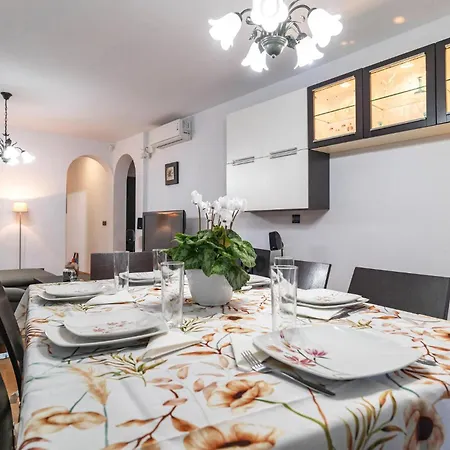 Cozy In With Kitchenette Apartment